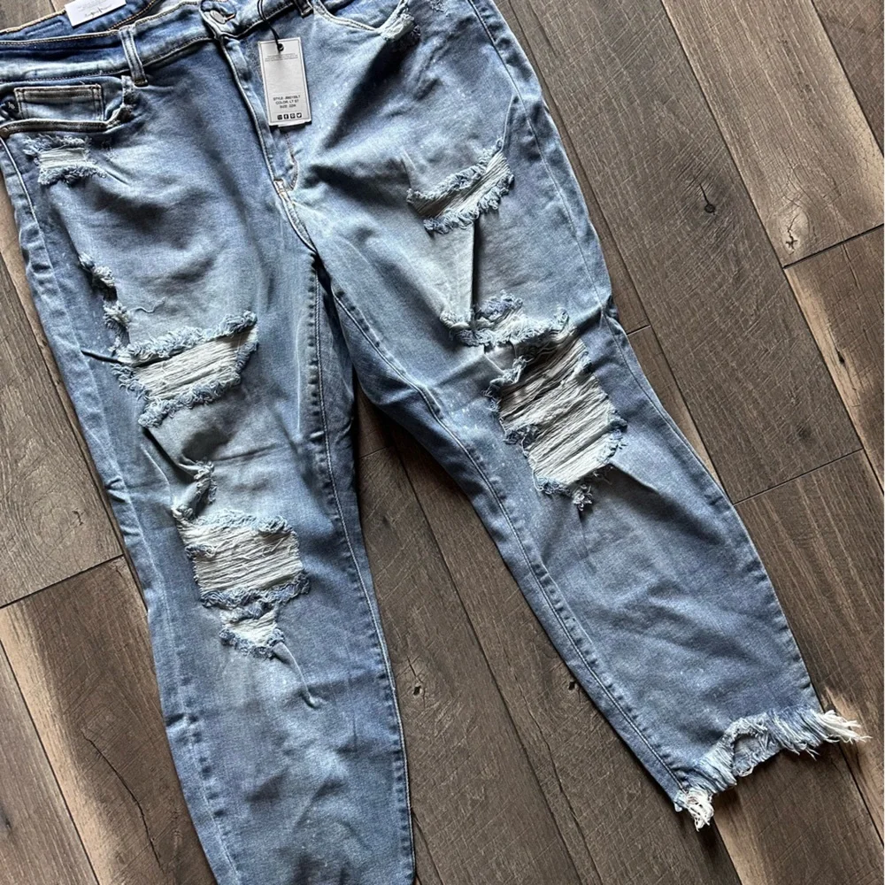 Judy Blue Plus Size Mid Rise Monroe Distressed Boyfriend Mom Jeans - Picture 2 of 8